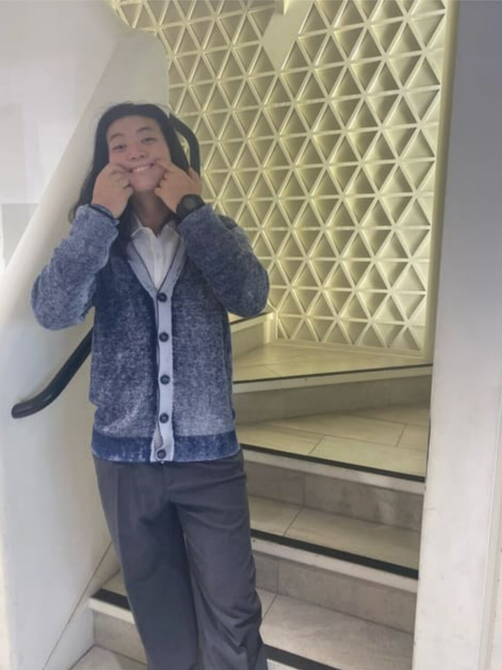 「イケオジコーデ、大人カジュアルコーデ、ラフスタイル、guess」｜「GuessのYannis Allover Printed Cardigan（カーディガン/ボレロ、ブルー系）」を使った、GUESS JAPANさん（メンズ・178cm）の秋コーディネートの1枚目の写真
