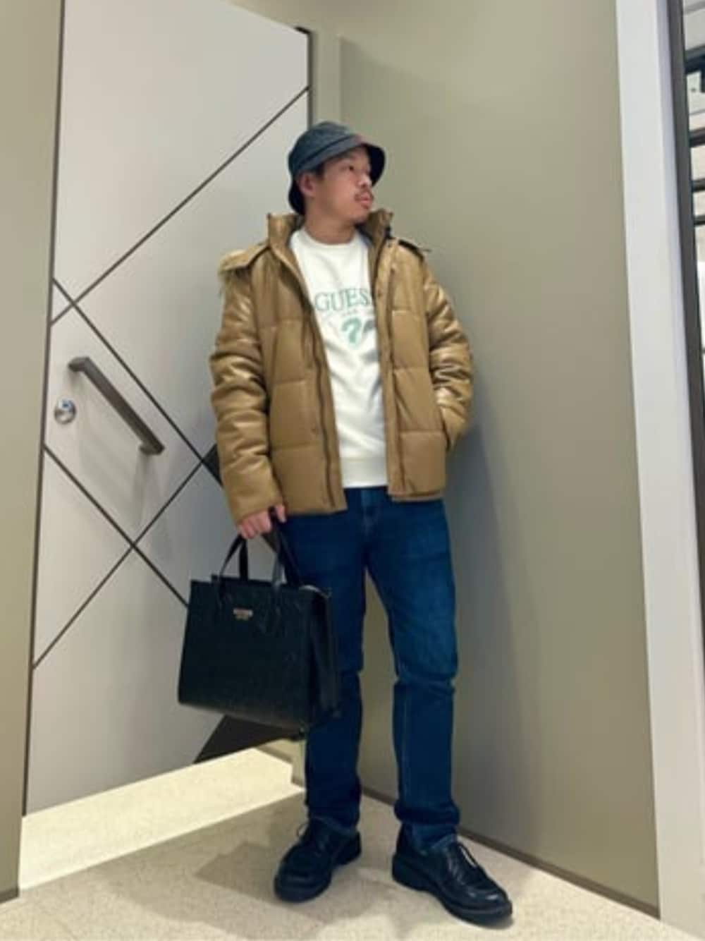 「guess、冬コーデ、大人カジュアル」｜「GuessのSTRAVE Rain Hat（ハット、ブラック系）」を使った、GUESS JAPANさん（メンズ・167cm）の冬コーディネートの1枚目の写真