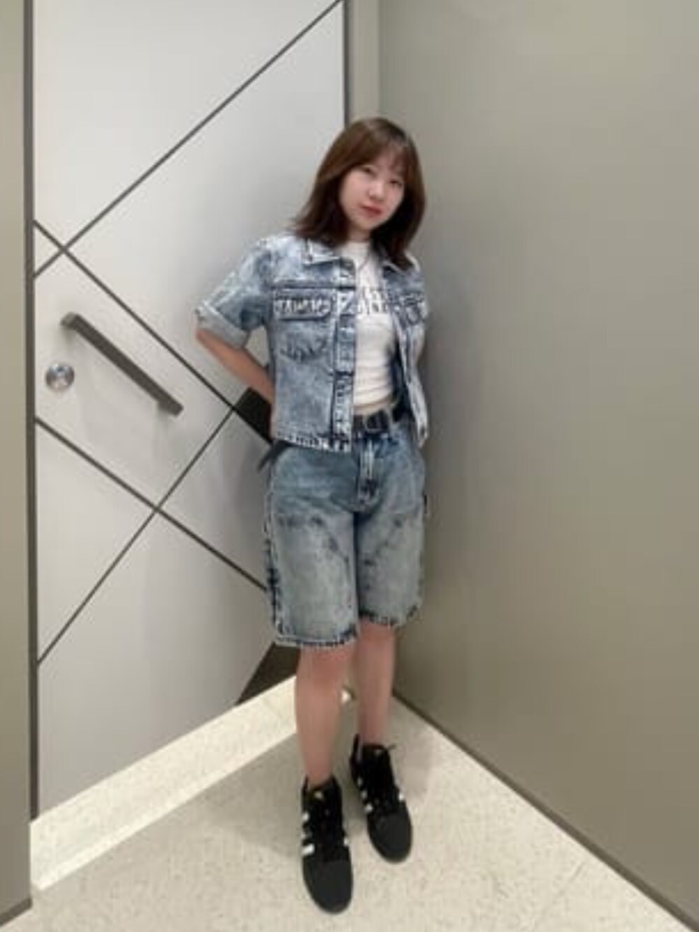 ブルー系のデニムパンツ、ホワイト系のTシャツ/カットソー、ブルー系のシャツ/ブラウスを着用したレディースの秋コーディネートの1枚目の写真