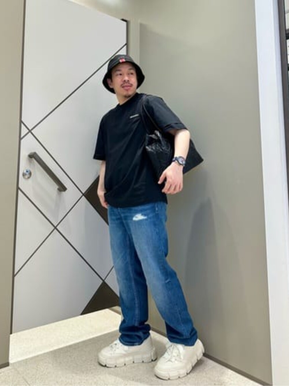 「GUESS、カジュアル、ロゴT、大人カジュアル、きれいめカジュアル、メンズファッション、夏コーデ、オトナカジュアル、夏ファッション、デニムコーデ」｜「GuessのSTRAVE Rain Hat（ハット、ブラック系）」を使った、GUESS JAPANさん（メンズ・167cm）の夏コーディネートの1枚目の写真