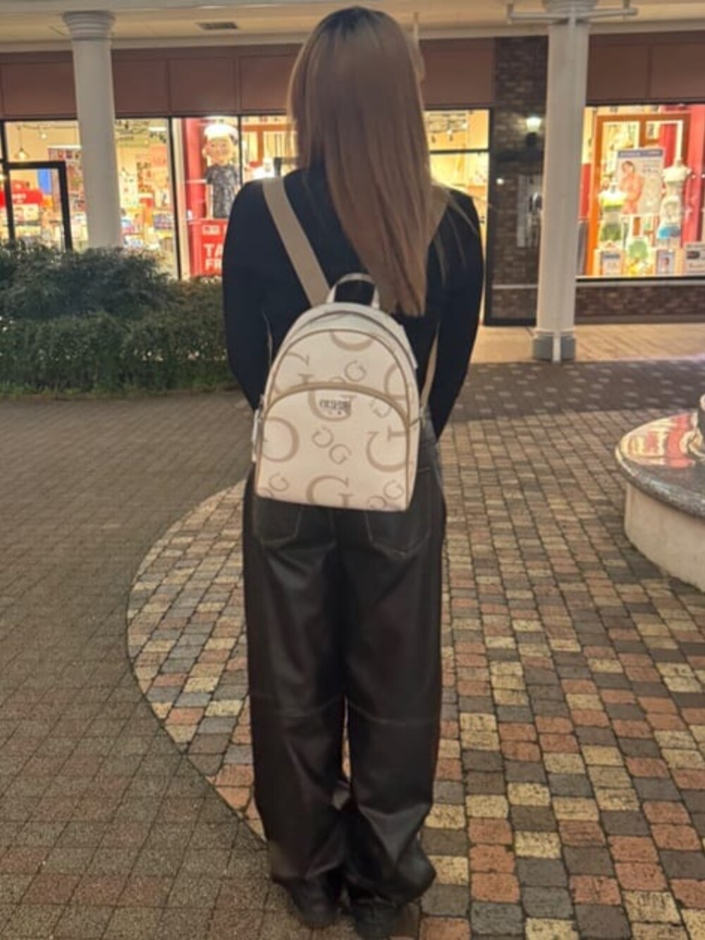 「guess、GUESS、バックパック、レザー、レザーパンツ、カジュアル、カジュアルコーデ」｜「GuessのGUESS Originals Pu Patch Pocket Wide Leg ワイドパンツ レディース（その他パンツ、ブラック系）」を使った、GUESS JAPANさん（レディース・156cm）の春コーディネートの1枚目の写真