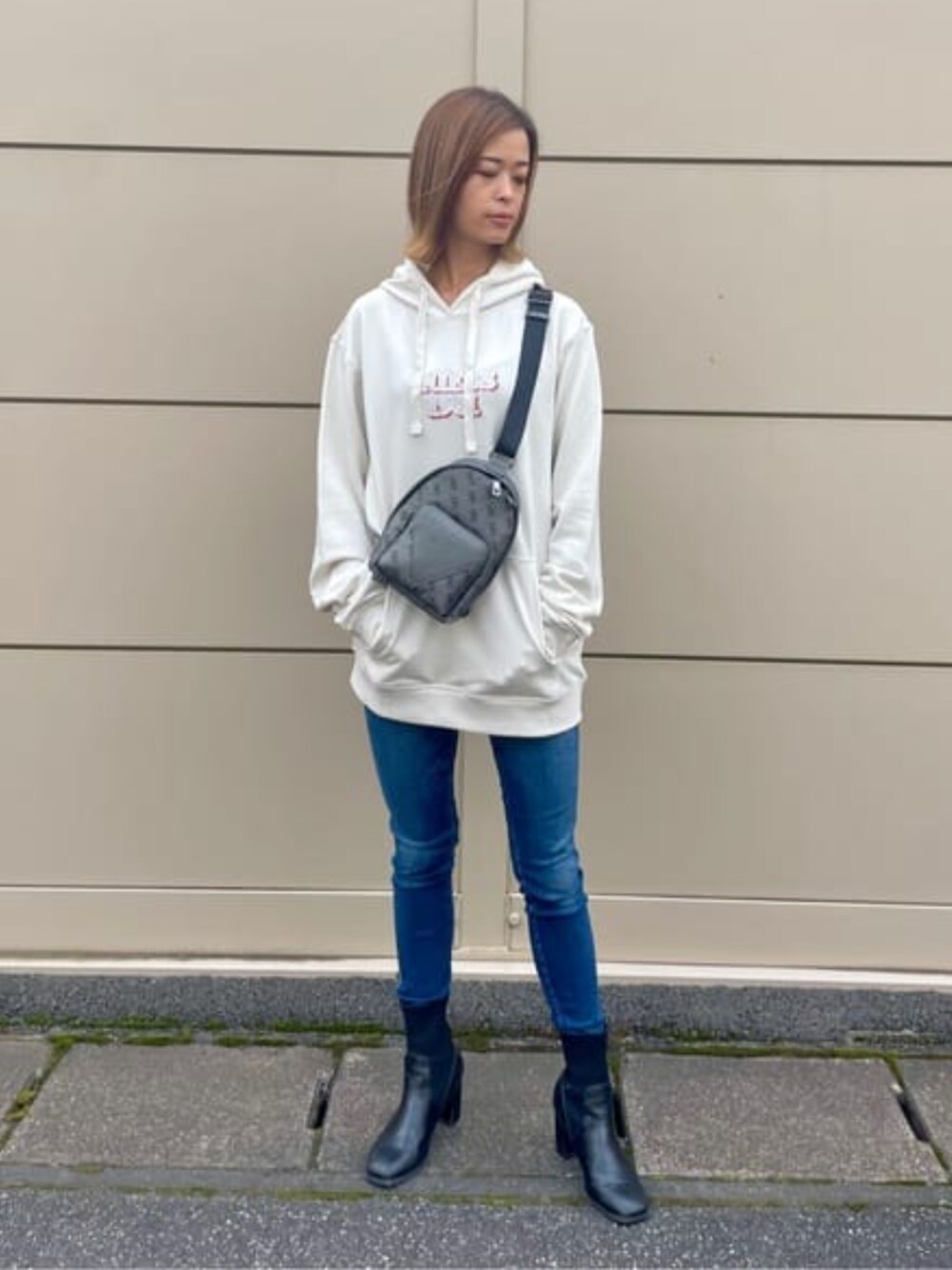 「guess、GUESS、カジュアル、カジュアルコーデ、ロゴパーカー」｜「GuessのGuess1981 Embro Hoodie Sweatshirt（パーカー、ベージュ系）」を使った、GUESS JAPANさん（レディース・163cm）の冬コーディネートの1枚目の写真