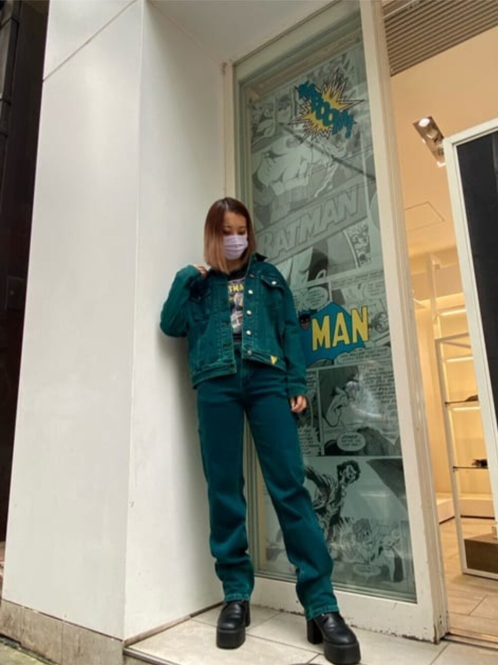 「バットマン、アメコミ、セットアップ、デニムオンデニム、ショート丈トップス、guess」｜「GuessのGUESS Originals x Batman Oversized Embossed Jacket（デニムジャケット、グリーン系）」を使った、GUESS JAPANさん（レディース・163cm）の秋コーディネートの1枚目の写真