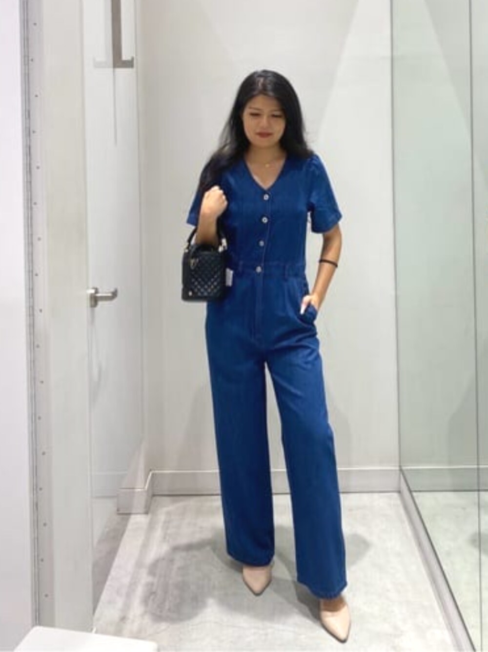 ブラック系のショルダーバッグ、ブルー系のつなぎ/オールインワンを着用したレディースの春コーディネートの1枚目の写真