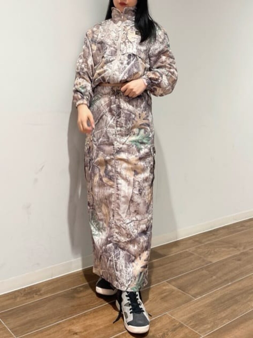 「GUESS、guess、GUESS Originals、realtree、コラボ商品、セットアップ」｜「GuessのGUESS Originals Realtree Cargo Skirt リアルツリー カーゴ スカート（スカート、その他）」を使った、GUESS JAPANさん（レディース・159cm）の夏コーディネートの1枚目の写真