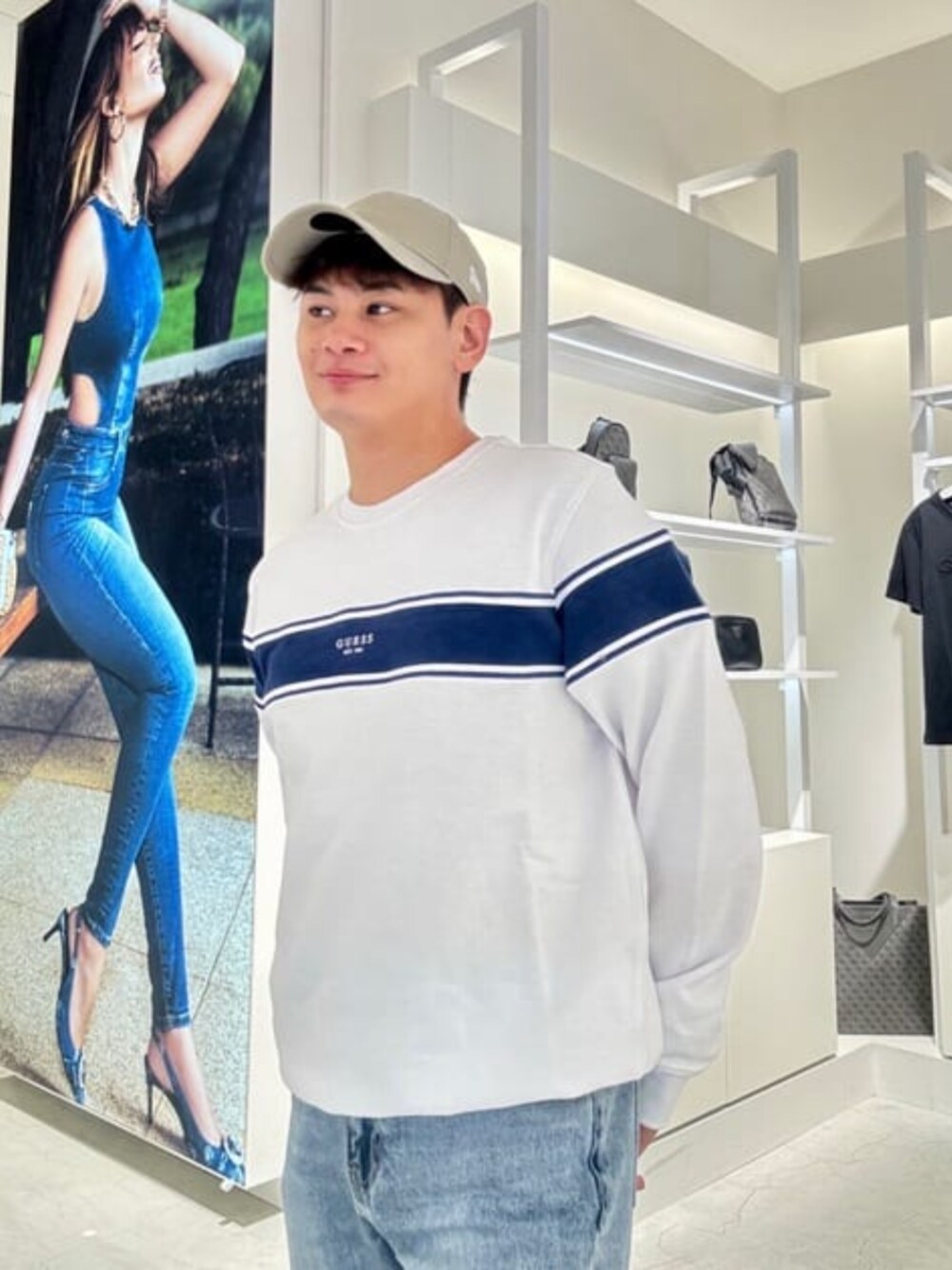 ブルー系のデニムパンツ、ホワイト系のスウェットを着用したメンズの夏コーディネートの1枚目の写真