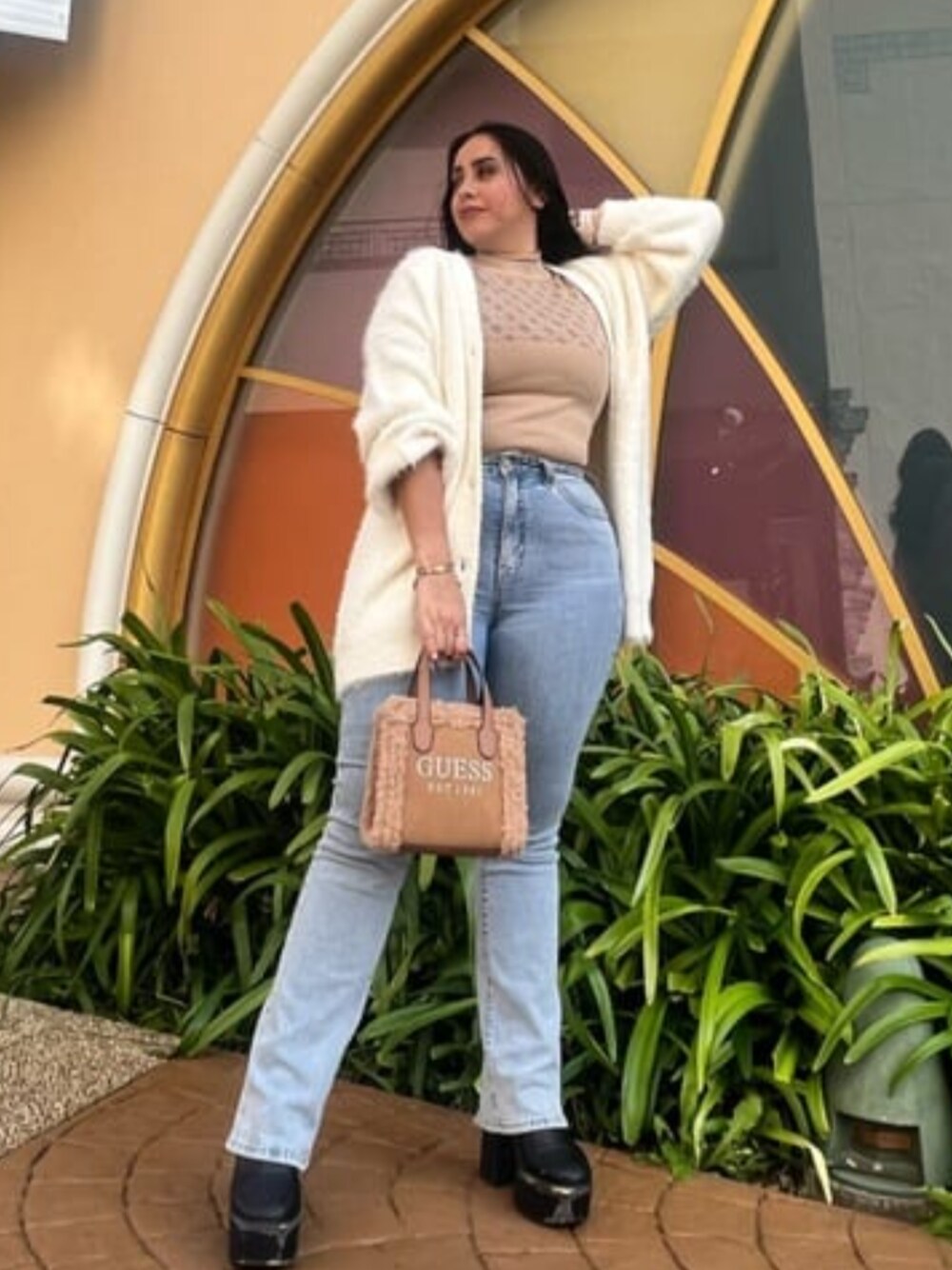 「カジュアルコーデ、デニム、カーディガン、guess」｜「GuessのGOLDEN HOUR 8mm 4G Pattern Bangle (Rose Gold)（バングル/リストバンド、ゴールド系）」を使った、GUESS JAPANさん（レディース・153cm）の秋コーディネートの1枚目の写真