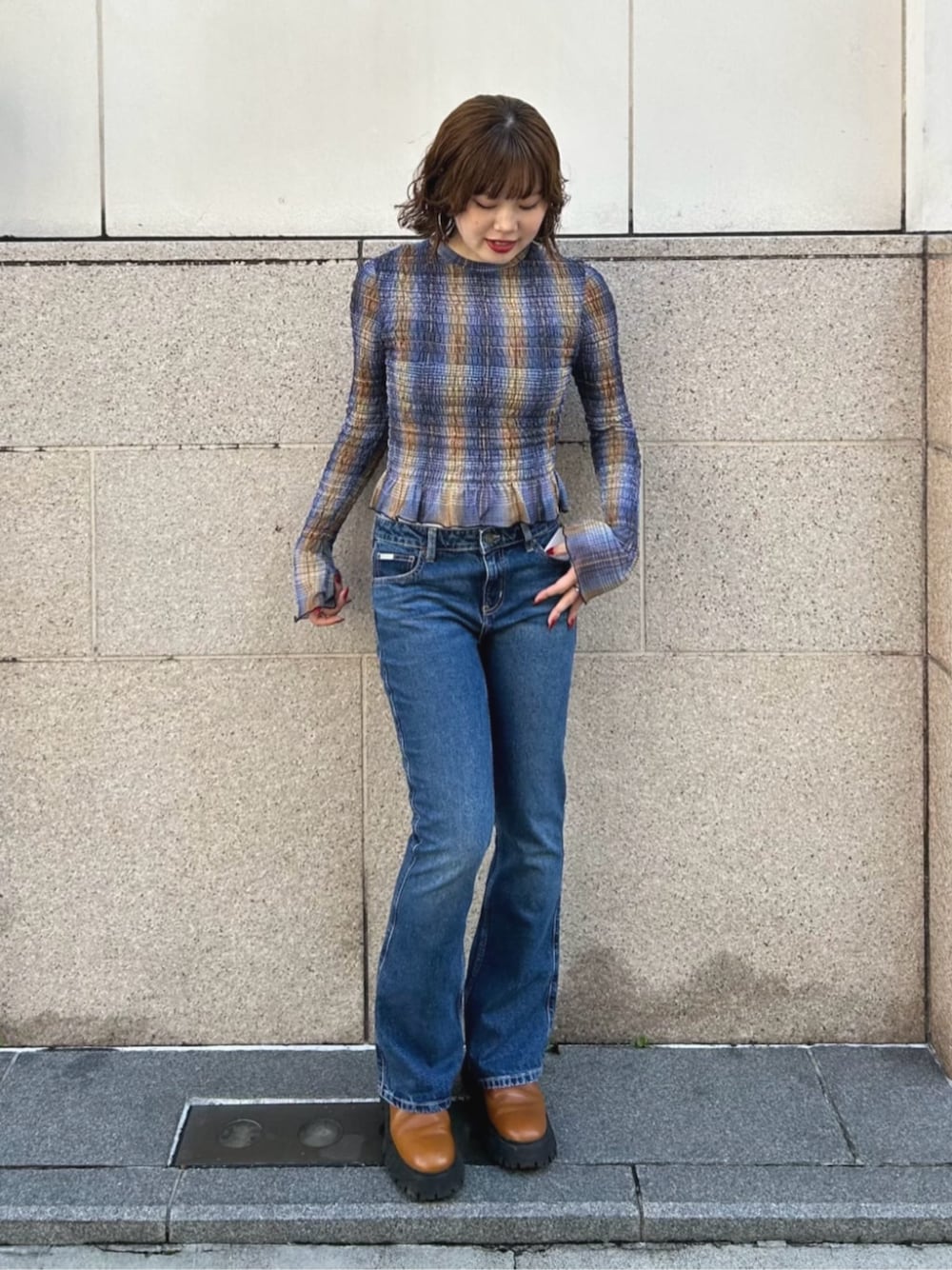 ブルー系のTシャツ/カットソー、ブルー系のデニムパンツを着用したレディースの秋コーディネートの1枚目の写真