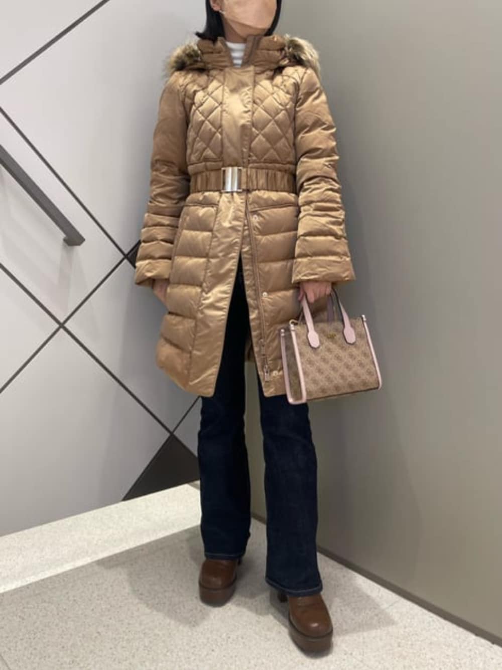 「ダウンジャケット、ミニバッグ、大人カジュアル、冬コーデ、ウエストマーク、guess」｜「GuessのPaule Turtle Neck Sweater（ニット/セーター、ベージュ系）」を使った、GUESS JAPANさん（レディース・159cm）の冬コーディネートの1枚目の写真