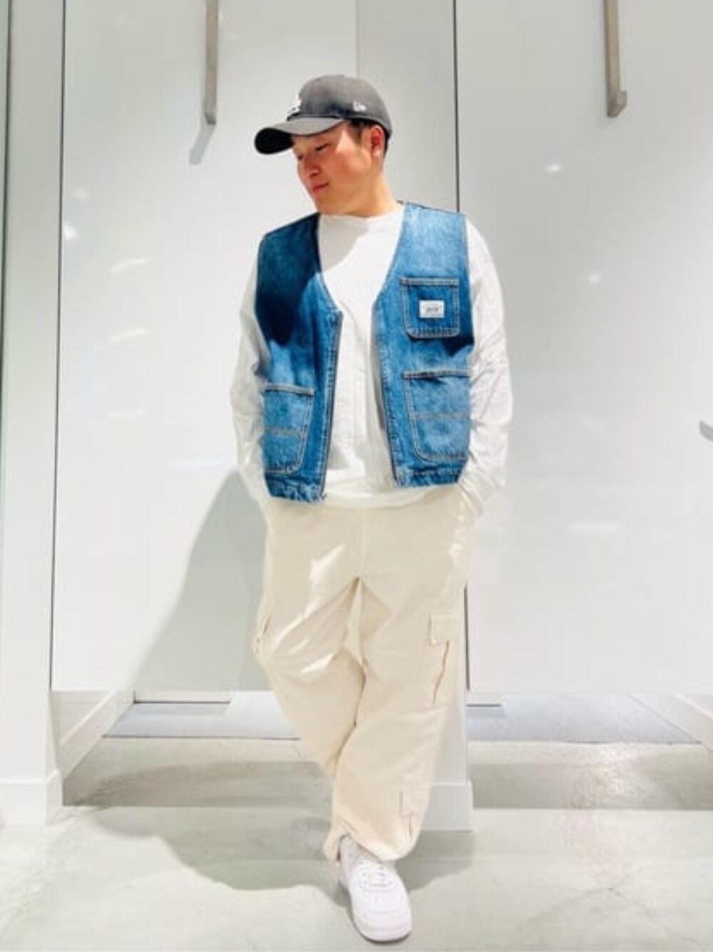 ホワイト系のカーゴパンツ、ホワイト系のTシャツ/カットソー、ブルー系のその他アウターを着用したメンズの春コーディネートの1枚目の写真