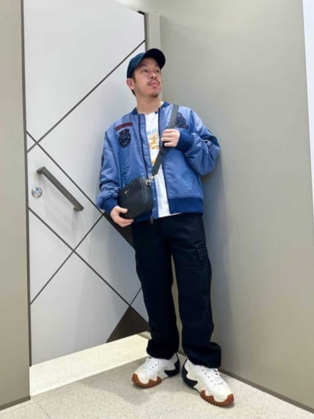 「guess、ヴィンテージ風、ボンバージャケット、カーゴパンツコーデ、春夏コーデ」｜「GuessのGUESS Originals Cargo Pants（カーゴパンツ、ブラック系）」を使った、GUESS JAPANさん（メンズ・167cm）の春コーディネートの1枚目の写真