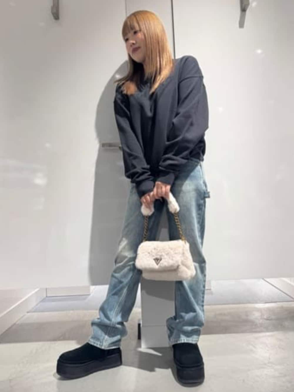 「guess、GUESS、ロゴスウェット、カジュアルコーデ、秋コーデ、秋のコーデ、秋冬コーデ」｜「GuessのGUESS Originals Kit Carpenter Jeans（デニムパンツ、ブルー系）」を使った、GUESS JAPANさん（レディース・156cm）の冬コーディネートの1枚目の写真