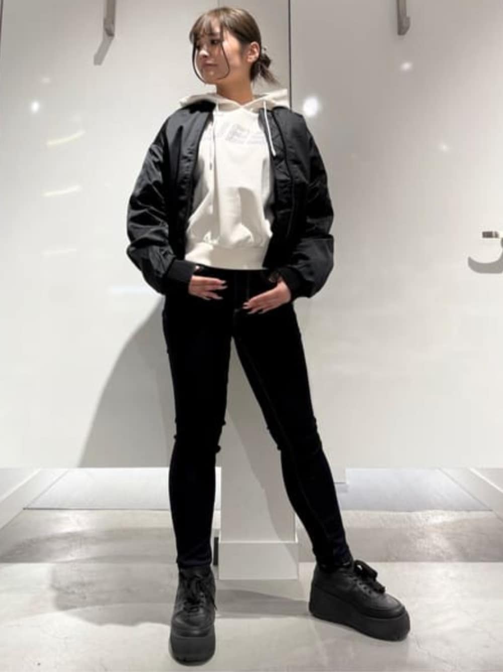 「guess、GUESS、ロゴ、ロゴスウェット、ロゴパーカー、MA-1、冬コーデ、冬アウター、スキニーデニム、スキニー」｜「GuessのSHAPE Up デニムパンツ ジーンズ レディース（デニムパンツ、ブルー系）」を使った、GUESS JAPANさん（レディース・158cm）の冬コーディネートの1枚目の写真