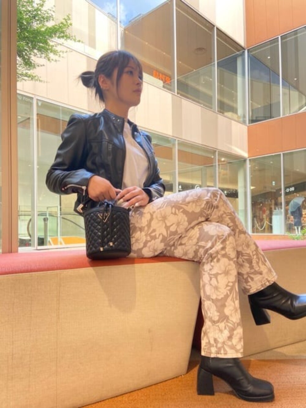 「GUESS、オトナ女子、大人女子、カジュアル、ロゴT、大人カジュアル、きれいめカジュアル、夏コーデ、休日スタイル、大人カジュアルコーデ、パンツスタイル、ボタニカル柄」｜「GuessのRIANEE Quilt Drawstring Bucket クロスボディバッグ レディース（ショルダーバッグ、ブラック系）」を使った、GUESS JAPANさん（レディース・158cm）の夏コーディネートの1枚目の写真