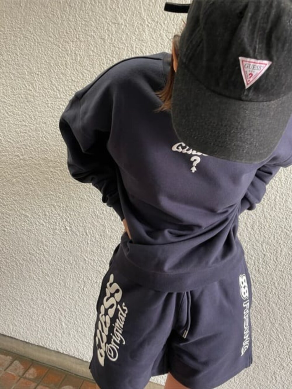 グレー系のその他パンツ、グレー系のスウェットを着用したレディースの春コーディネートの1枚目の写真