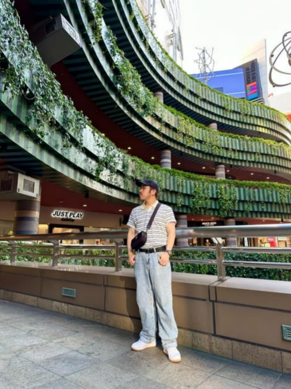 「ボーダーポロシャツ、秋コーデ、公園デート、guess」｜「GuessのEco Linen Valencia Polo（ポロシャツ、ブルー系）」を使った、GUESS JAPANさん（メンズ・167cm）の秋コーディネートの1枚目の写真