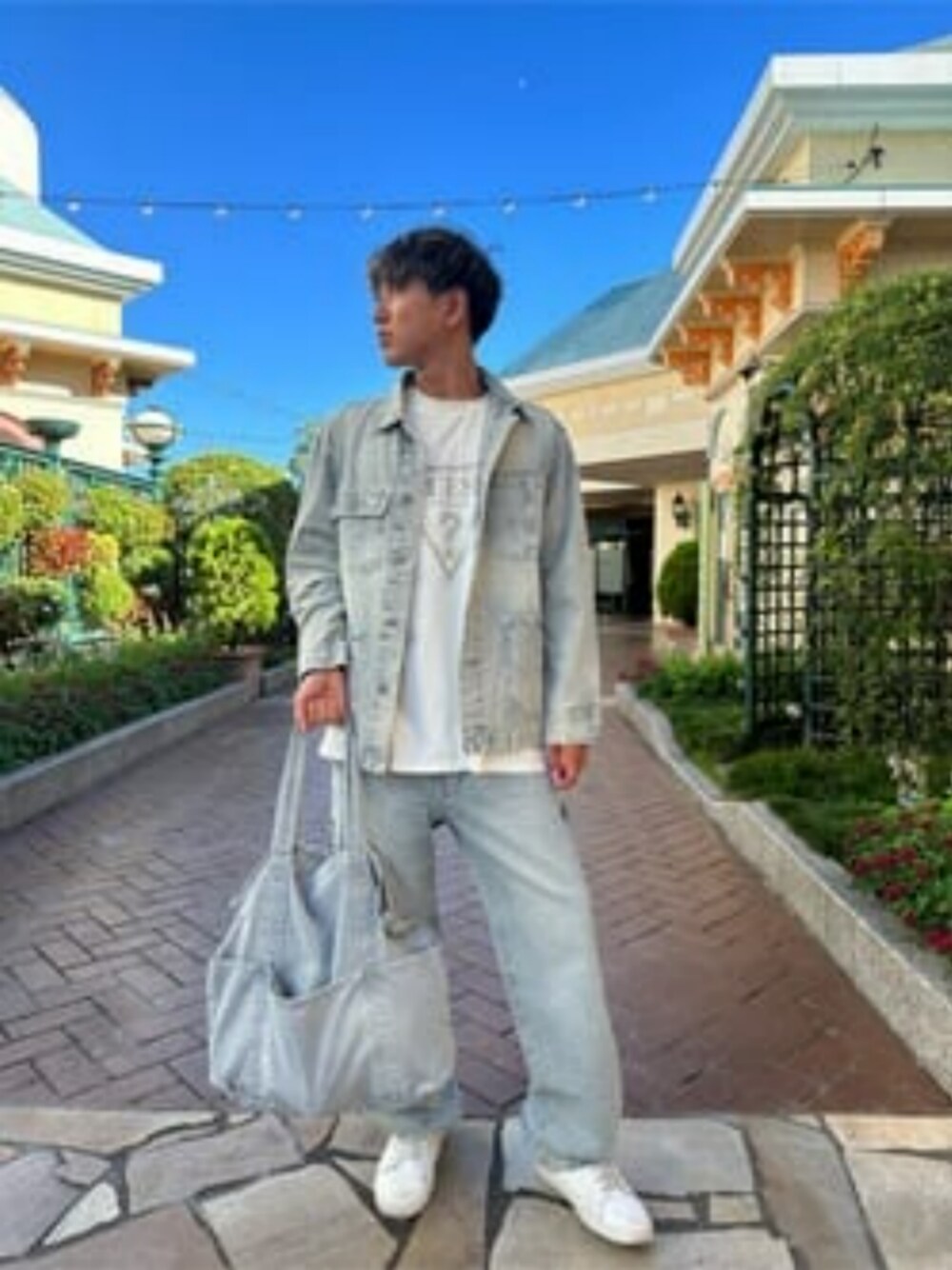 グレー系のトートバッグ、グレー系のブルゾン、ホワイト系のTシャツ/カットソーを着用したメンズの秋コーディネートの1枚目の写真