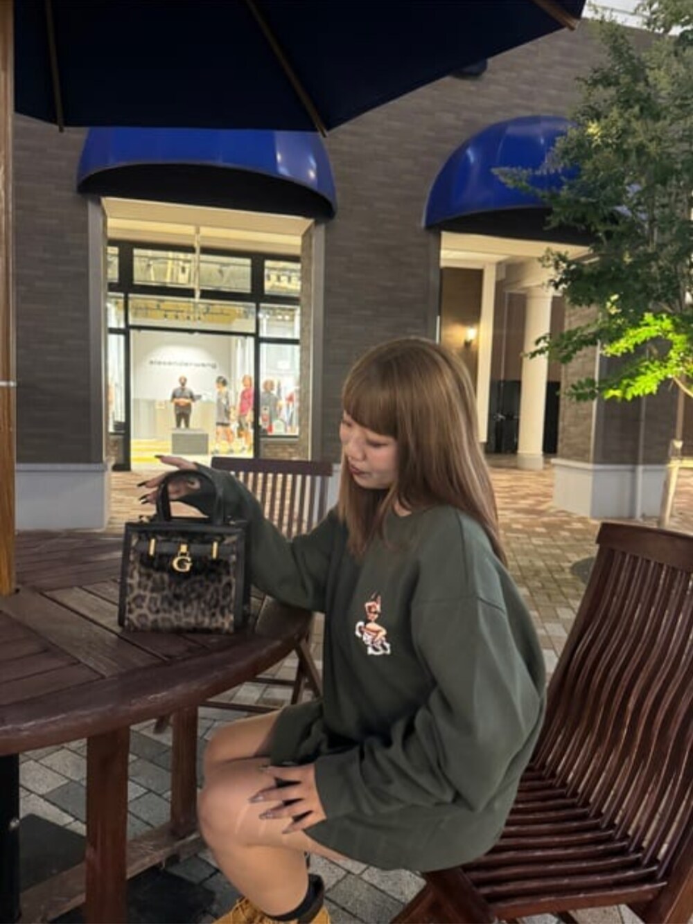 「guess、GUESS、スウェット、オーバーサイズ、ルーズシルエット」｜「GuessのBERGEN 2 Compartment Mini Tote（トートバッグ、その他）」を使った、GUESS JAPANさん（レディース・156cm）の冬コーディネートの1枚目の写真