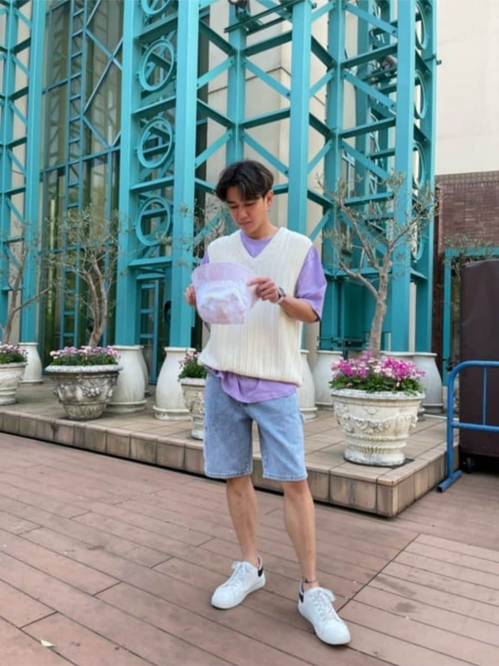 ホワイト系のベスト、ブルー系のデニムパンツ、パープル系のTシャツ/カットソーを着用したメンズの夏コーディネートの1枚目の写真