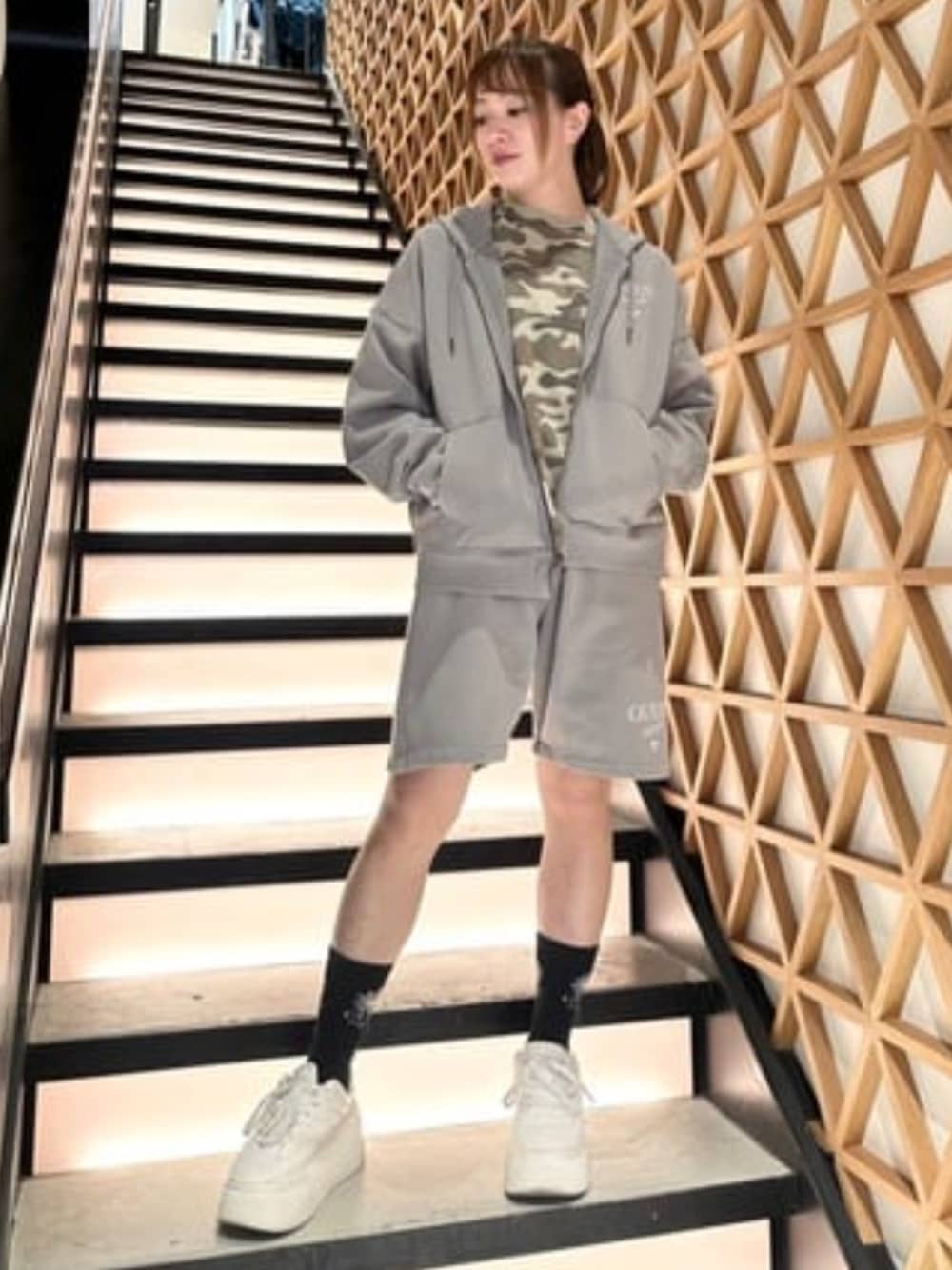 「guess、GUESS、オーバーサイズ、メンズライク、カモフラージュ、セットアップ、グレー、グレーコーデ、ストリートカジュアル、ゆるだぼ、春コーデ、春夏コーデ、スウェットパンツ、スウェット、GUESS Originals」｜「GuessのGUESS Originals Aop Boxy Pocket Tee 半袖Tシャツ（Tシャツ/カットソー、その他）」を使った、GUESS JAPANさん（レディース・161cm）の春コーディネートの1枚目の写真