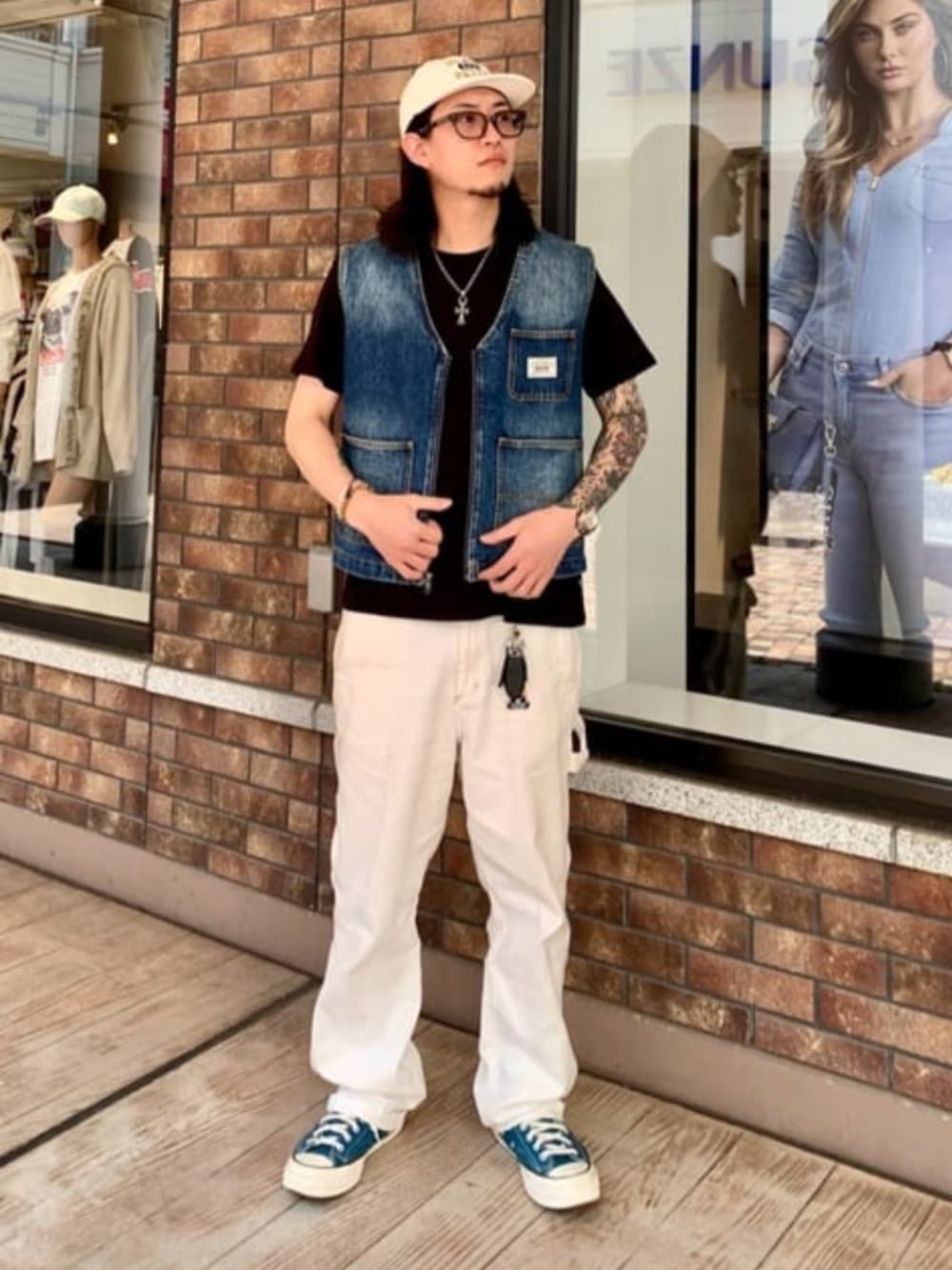 「guess、GUESS、デニムベスト、春コーデ、春、春夏コーデ、夏コーデ、夏、カジュアル、カジュアルコーデ、白パンツ、白デニム、ホワイトデニム」｜「GuessのCarpenter Denim Pants（デニムパンツ、ホワイト系）」を使った、GUESS JAPANさん（メンズ・173cm）の春コーディネートの1枚目の写真