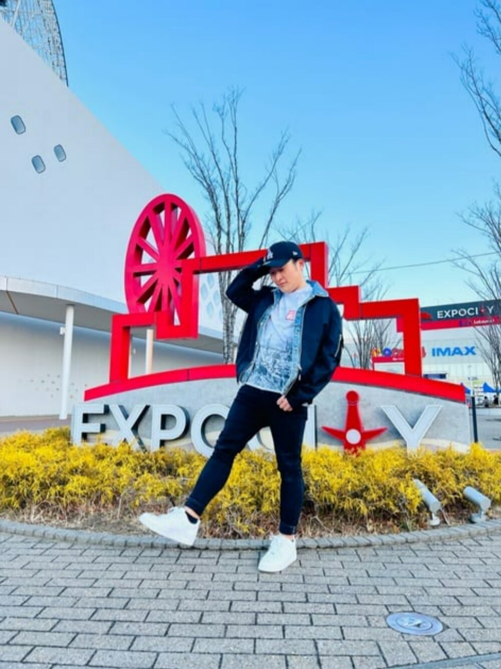 「レイヤード風、MA-1、スキニー、ブラックデニム、ワンポイント、デニムジャケット、guess」｜「GuessのMARILYN 3-Zip Skinny Black Denim Pantｓ（デニムパンツ、ブラック系）」を使った、GUESS JAPANさん（メンズ・163cm）の夏コーディネートの1枚目の写真