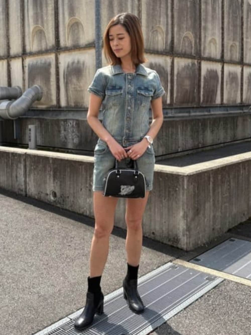 「guess、GUESS、GUESS Originals、デニム、デニムワンピース、ワンピース、春コーデ、春、春夏コーデ、カジュアル、カジュアルコーデ」｜「GuessのGUESS Originals Vintage Mini Bag（ハンドバッグ、ブラック系）」を使った、GUESS JAPANさん（レディース・163cm）の春コーディネートの1枚目の写真