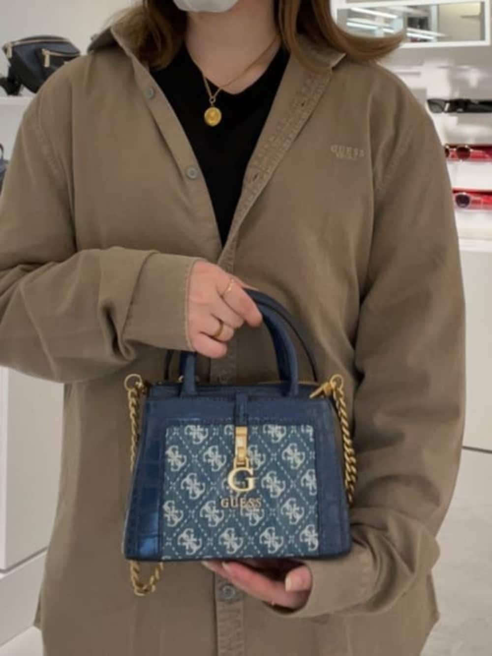 「ハンドバッグ、デニム、guess」｜「GuessのVINTAGE BEAR Bear Coin Chain Necklace (Gold)（ネックレス、ゴールド系）」を使った、GUESS JAPANさん（レディース・155cm）の春コーディネートの1枚目の写真