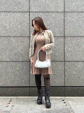 「アイテム（ワンピース/ドレス、ベージュ系）」を使った、GUESS JAPANさん（レディース・155cm）の秋コーディネート