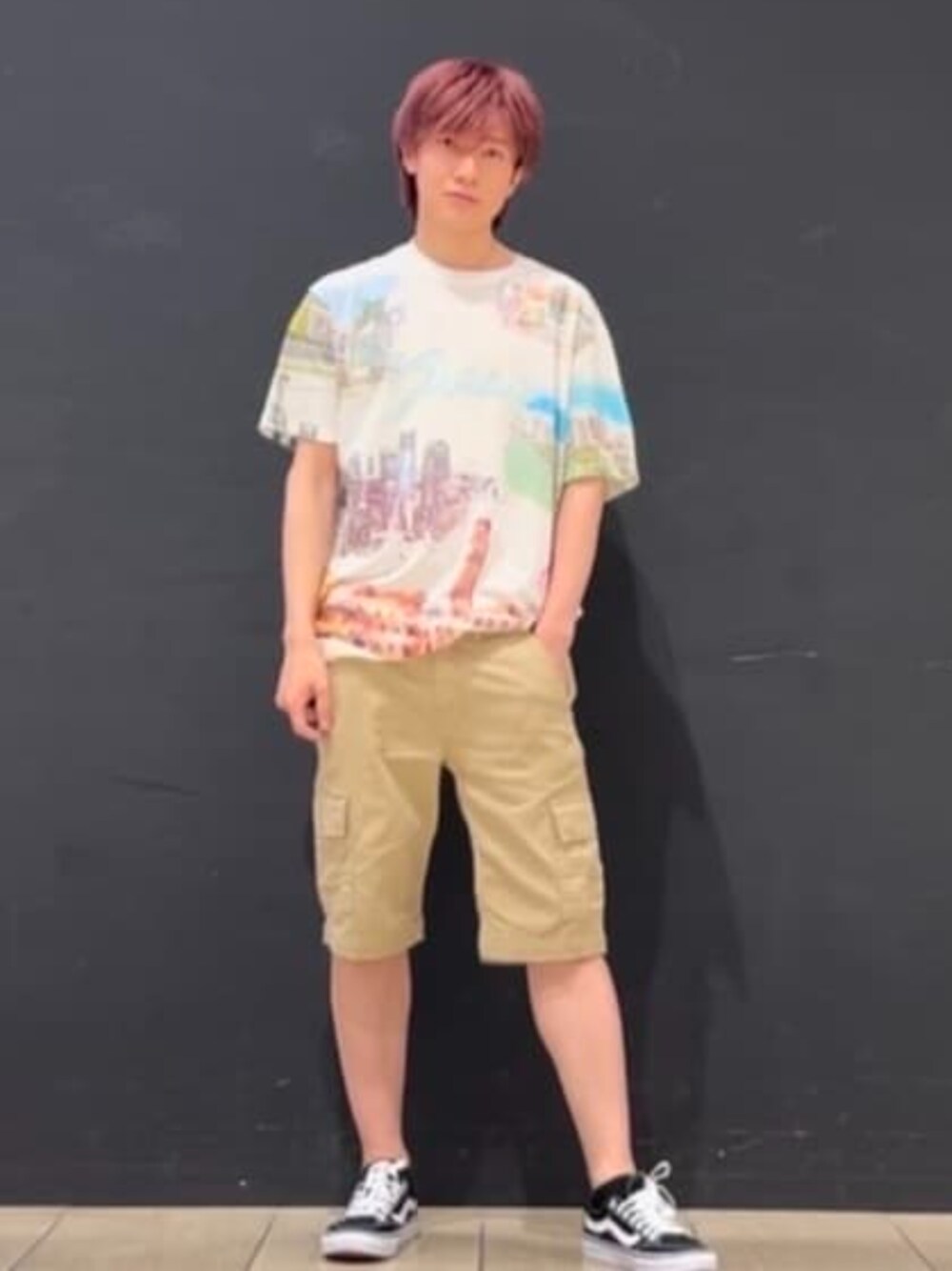 その他のTシャツ/カットソー、ベージュ系のその他パンツを着用したメンズの夏コーディネートの1枚目の写真