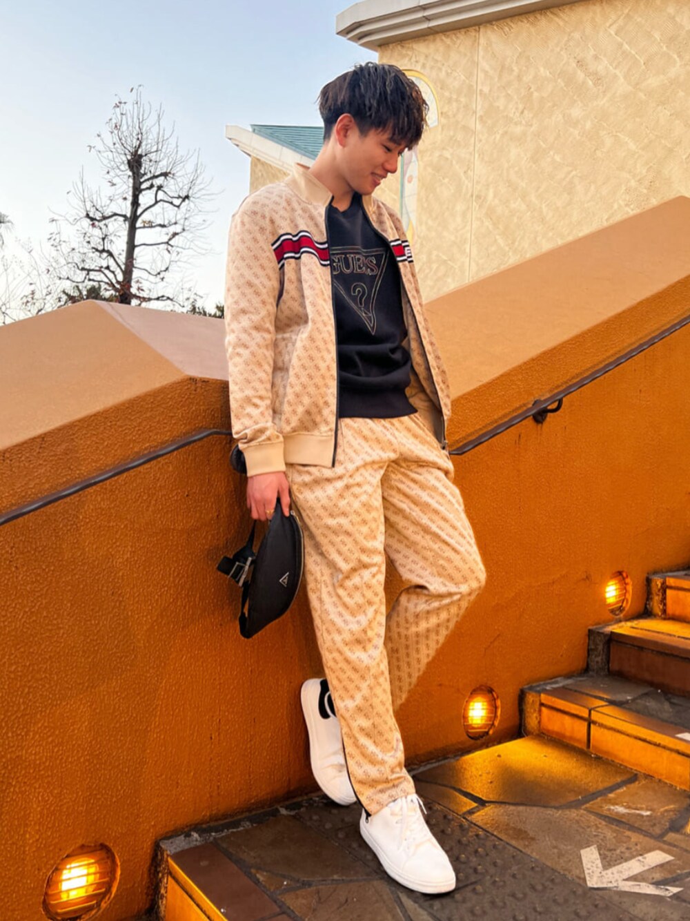 「セットアップ、アスレジャー、ジャージ、ボディバッグ、私の推しブランド、guess」｜「GuessのCERTOSA NYLON SMART Bum Bag（ボディバッグ/ウエストポーチ、ブラック系）」を使った、GUESS JAPANさん（メンズ・174cm）の冬コーディネートの1枚目の写真