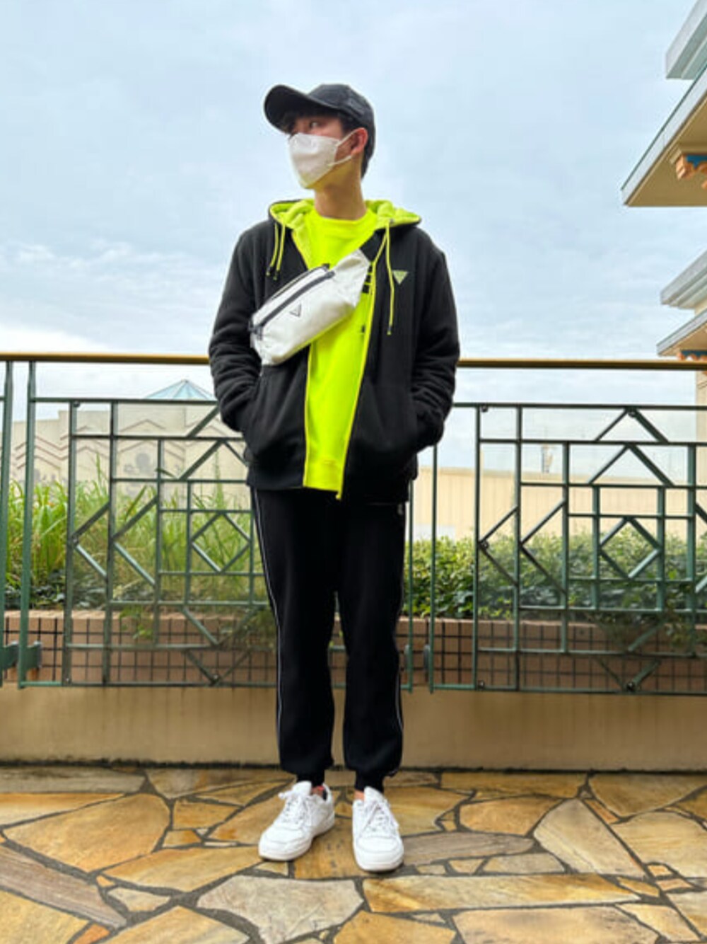 「ネオンカラー、パーカー、ジョガーパンツ、スポーティ、guess」｜「GuessのErn Reversible Full Zip Hoodie（パーカー、ブラック系）」を使った、GUESS JAPANさん（メンズ・174cm）の秋コーディネートの1枚目の写真