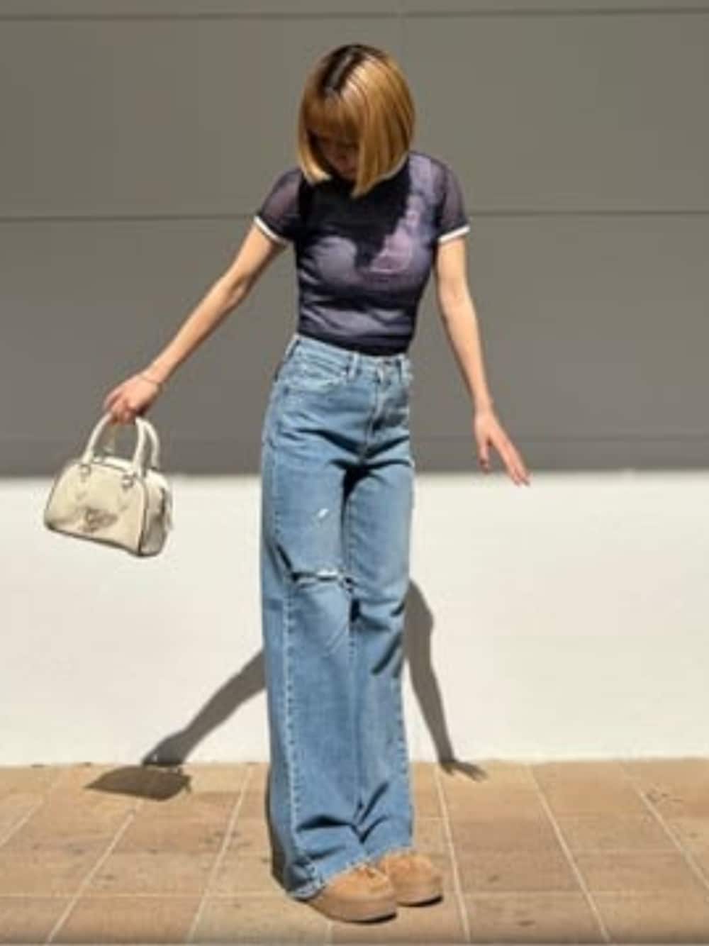 「guess、GUESS、ストリート、ストリートコーデ、ストリートMIX、メッシュトップス、ダメージデニムパンツ、カジュアル、カジュアルコーデ、夏コーデ、夏、レイヤードスタイル、オトナカジュアル」｜「GuessのM tone Relief Wide Denim Pants（デニムパンツ、ブルー系）」を使った、GUESS JAPANさん（レディース・159cm）の夏コーディネートの1枚目の写真