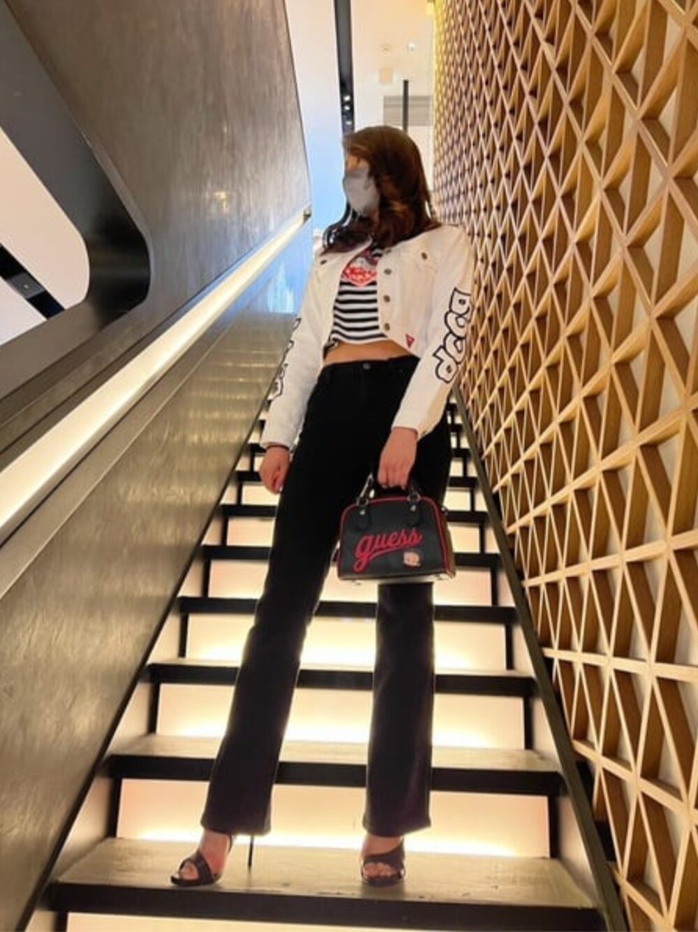 「BETTY BOOP、ベティーちゃん、y2k、赤×黒、ショート丈トップス、デニム、ボストンバッグ、guess」｜「GuessのGUESS Originals x Betty Boop Bootcut Jeans（デニムパンツ、ブラック系）」を使った、GUESS JAPANさん（レディース・163cm）の秋コーディネートの1枚目の写真