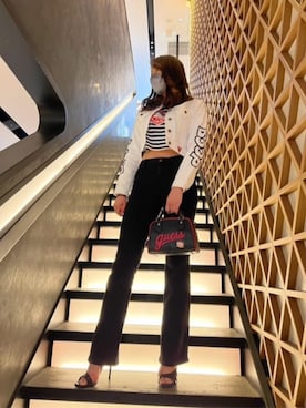 「ショート丈トップス」｜「アイテム（デニムジャケット）」を使った、GUESS JAPANさん（レディース・163cm）の秋コーディネート