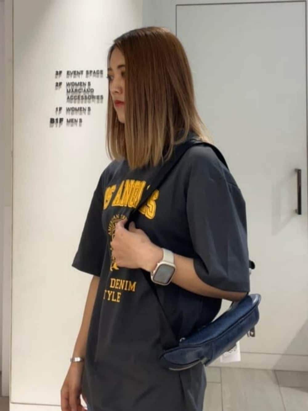 グレー系のTシャツ/カットソー、ブルー系のボディバッグ/ウエストポーチを着用したレディースの夏コーディネートの1枚目の写真