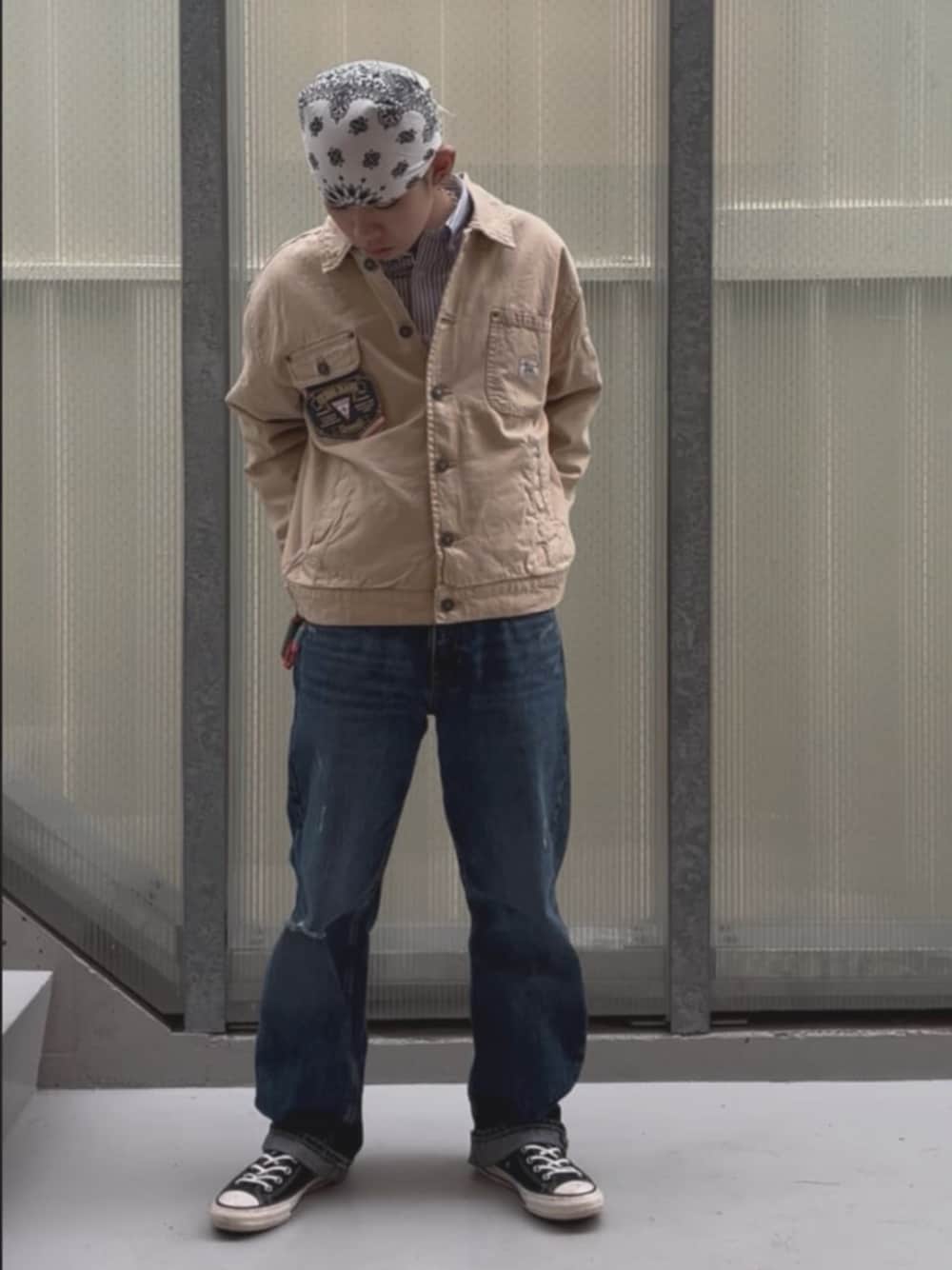 ブルー系のシャツ/ブラウス、ブルー系のデニムパンツ、その他のボクサーパンツを着用したメンズの秋コーディネートの1枚目の写真