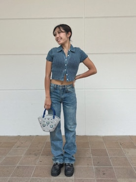 「アイテム（バッグ、ブルー系）」を使った、GUESS JAPANさん（レディース・163cm）の秋コーディネート