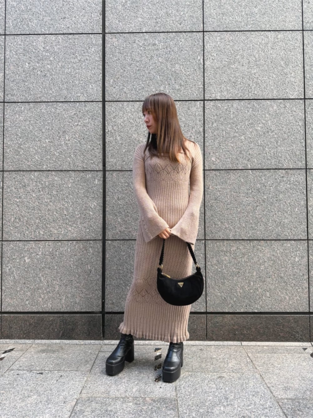 ブラック系のショルダーバッグ、ベージュ系のワンピースを着用したレディースの秋コーディネートの1枚目の写真