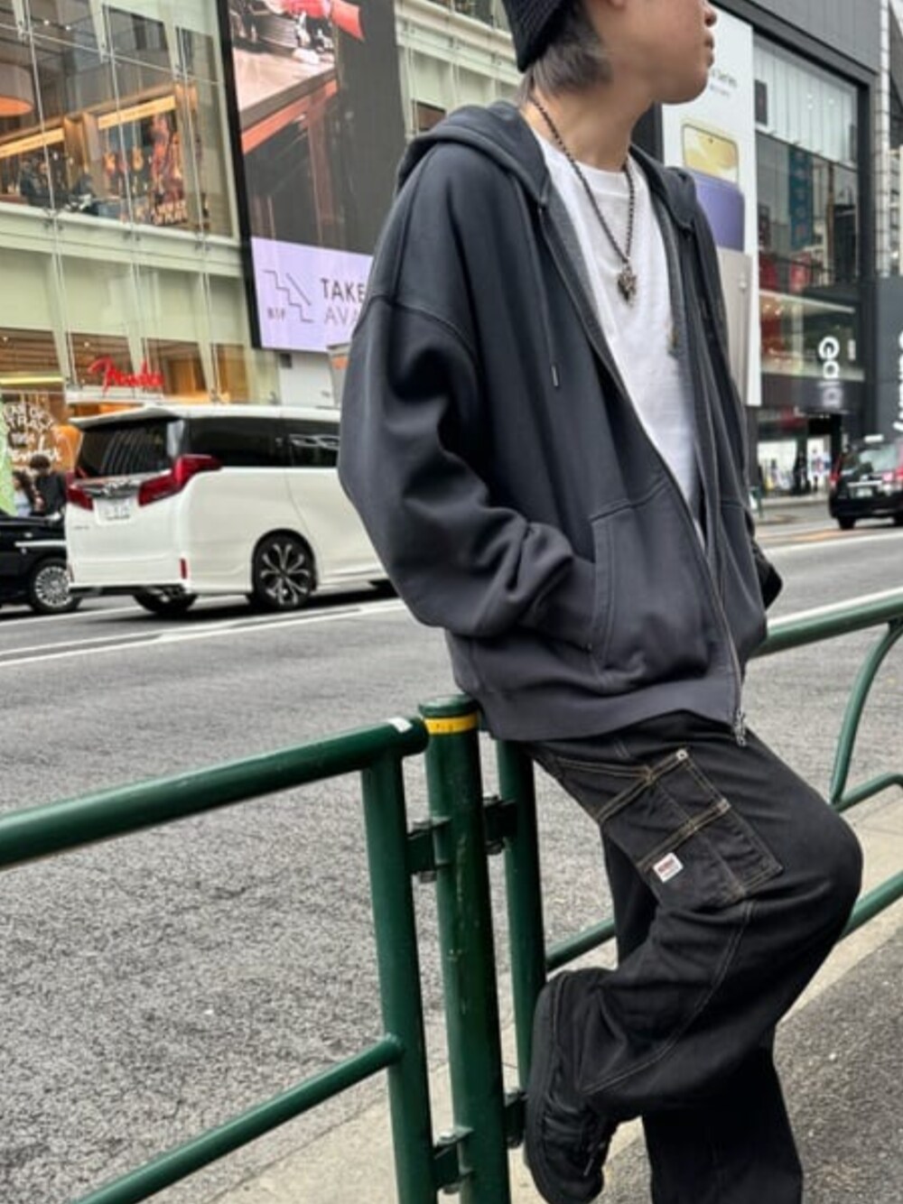 ブラック系のパーカー、ホワイト系のTシャツ/カットソーを着用したメンズの春コーディネートの1枚目の写真