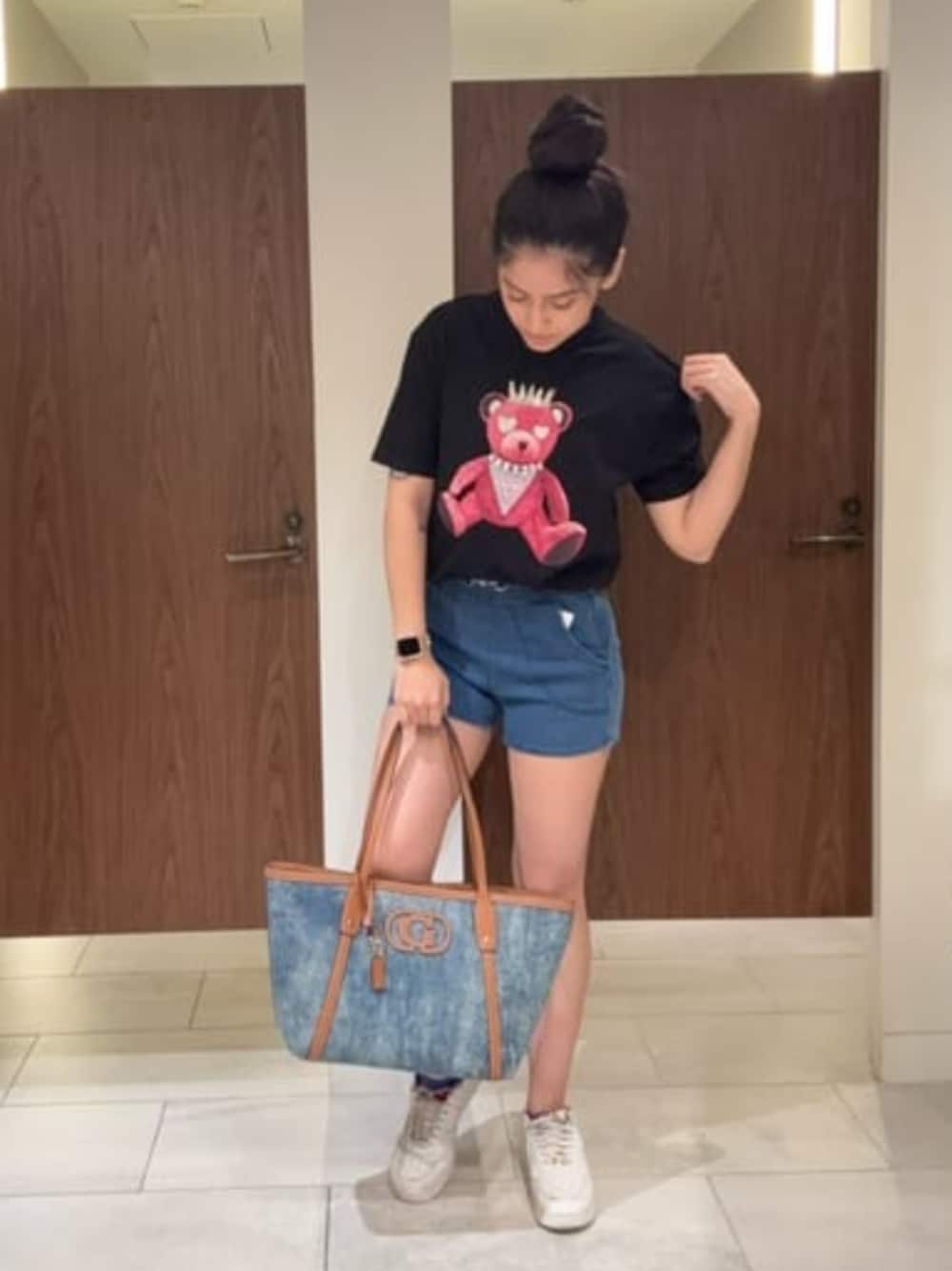 「guess、GUESS、ロゴT、クマ、くまさん、ショートパンツ、トートバッグ、夏コーデ、夏、カジュアルコーデ、シンプルコーデ」｜「GuessのSEBINA Tote トートバッグ（トートバッグ、ブルー系）」を使った、GUESS JAPANさん（レディース・161cm）の春コーディネートの1枚目の写真