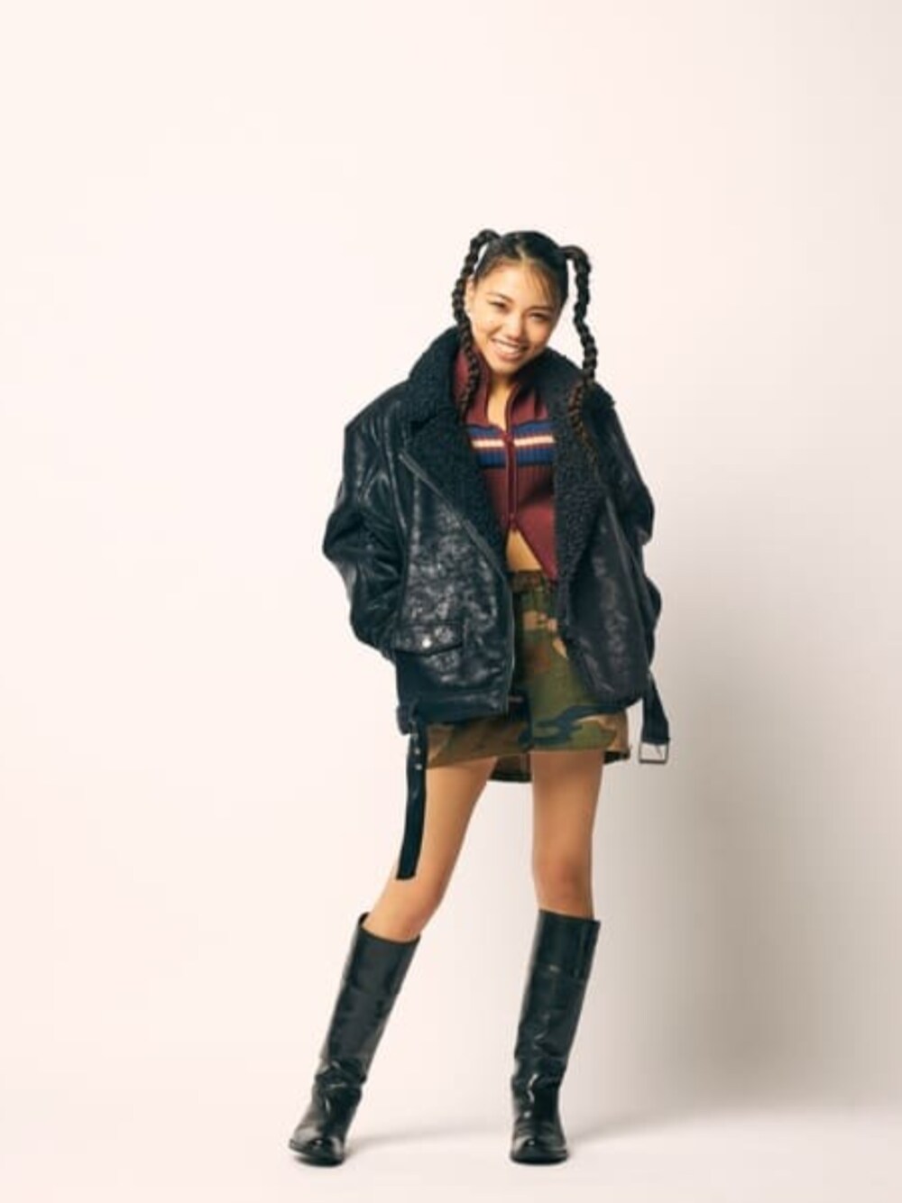 「guess、GUESS Originals、カモフラスカート、ストリート」｜「GuessのGUESS Originals Eco Stripe Full Zip Sweater（カーディガン/ボレロ、レッド系）」を使った、GUESS JAPANさん（レディース・157cm）の冬コーディネートの1枚目の写真