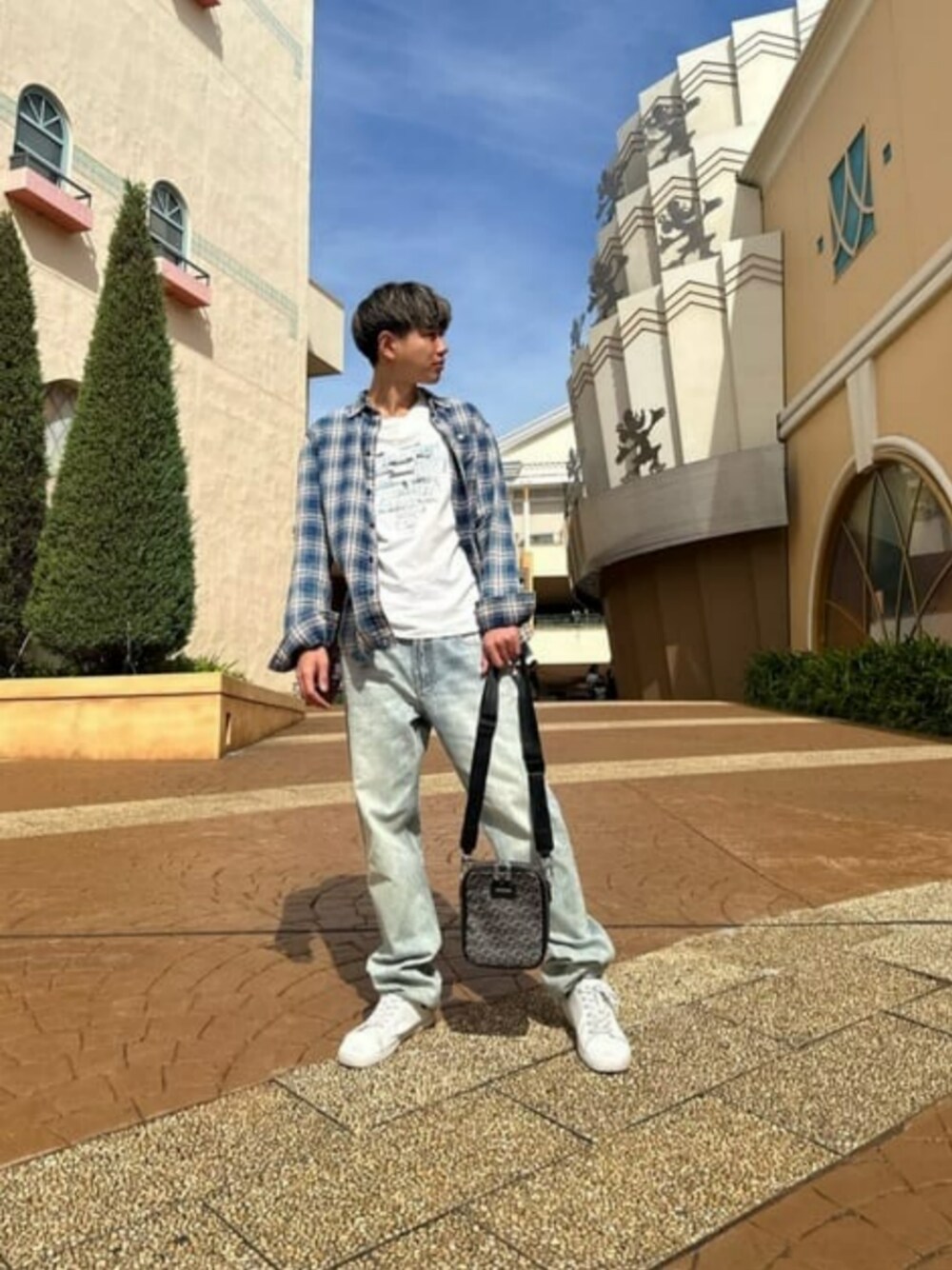 ブルー系のデニムパンツ、ブルー系のシャツ/ブラウス、グレー系のショルダーバッグを着用したメンズの秋コーディネートの1枚目の写真