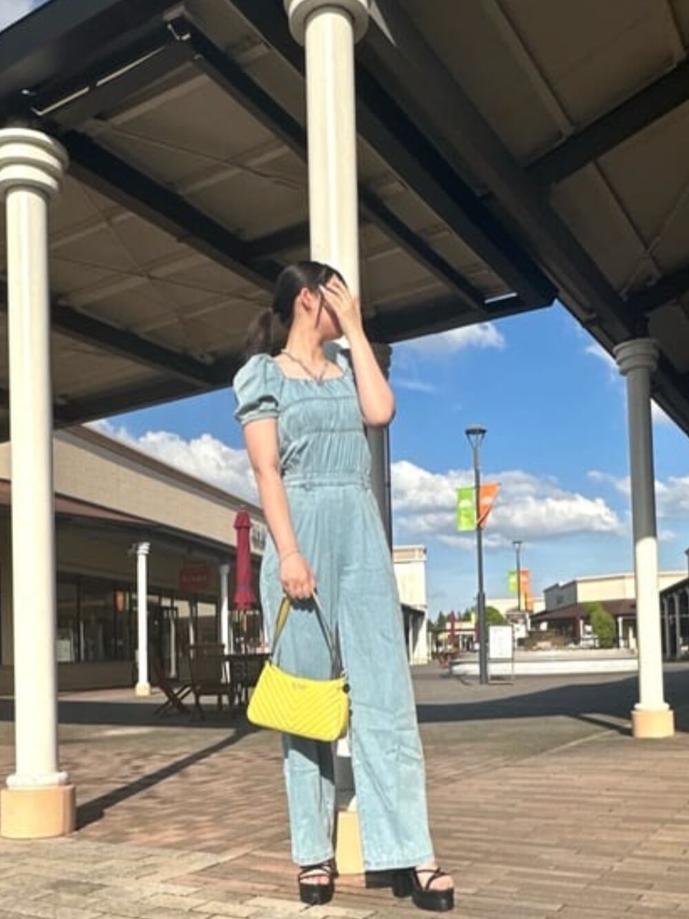 「guess、ハンドバッグ、夏コーデ」｜「GuessのKEILLAH Shoulder Bag（ショルダーバッグ、イエロー系）」を使った、GUESS JAPANさん（レディース・165cm）の春コーディネートの1枚目の写真