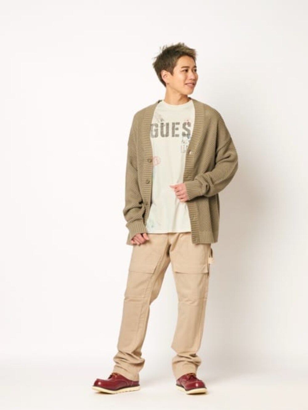 「GUESS、メンズファッション、ロゴT、カジュアル、春コーデ」｜「GuessのWORLD Stamp Tee Tシャツ（Tシャツ/カットソー、ホワイト系）」を使った、GUESS JAPANさん（メンズ・174cm）の春コーディネートの1枚目の写真
