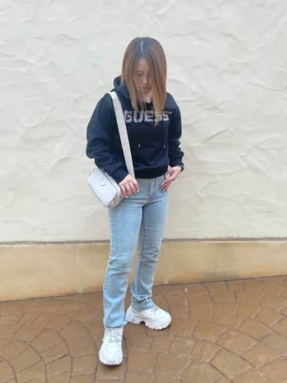 「guess、GUESS、ロゴパーカー、ハンドバッグ」｜「GuessのECO GEMMA Crossbody Camera クロスボディバッグ レディース（ショルダーバッグ、ベージュ系）」を使った、GUESS JAPANさん（レディース・152cm）の冬コーディネートの1枚目の写真