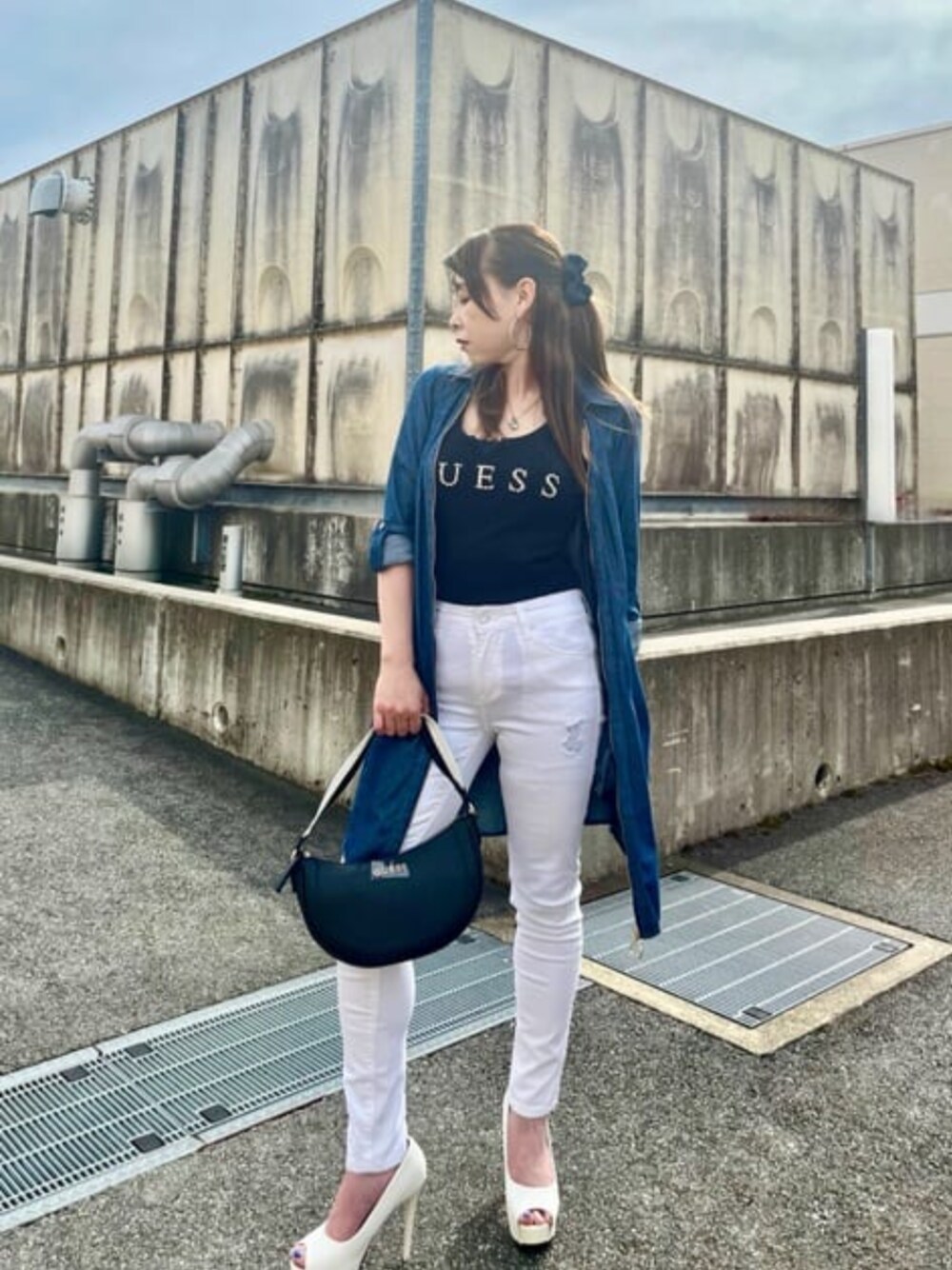 「GUESS、大人カジュアル、きれいめカジュアル、ロゴT、カジュアル、夏コーデ、大人コーデ、オトナ女子、大人女子、オフィスカジュアル」｜「GuessのNORWOOD Mini Top Zip ハンドバッグ（財布、ブラック系）」を使った、GUESS JAPANさん（レディース・150cm）の夏コーディネートの1枚目の写真