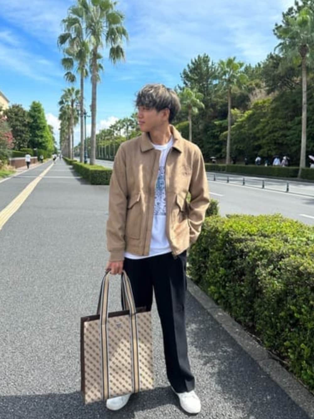 「guess、メンズコーデ、ムートンジャケット、秋コーデ、冬コーデ」｜「GuessのWoven Pants（その他パンツ、ブラック系）」を使った、GUESS JAPANさん（メンズ・174cm）の冬コーディネートの1枚目の写真