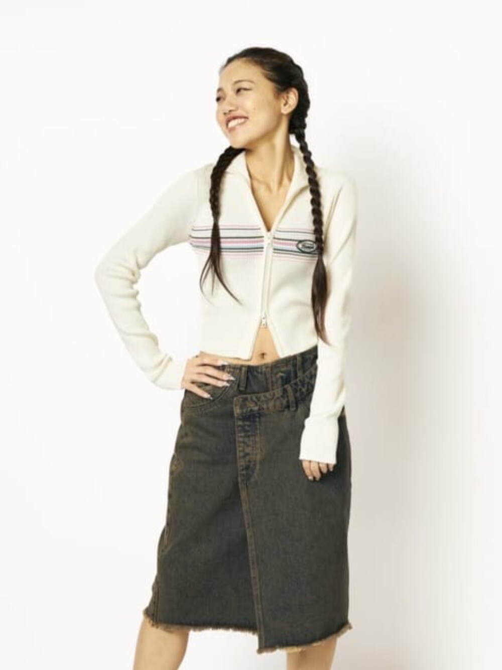 「guess、GUESS、GUESS Originals、デニムスカート、秋コーデ、秋冬コーデ」｜「GuessのGUESS Originals Double Skirt デニムスカート（デニムスカート、ブラウン系）」を使った、GUESS JAPANさん（レディース・157cm）の冬コーディネートの1枚目の写真