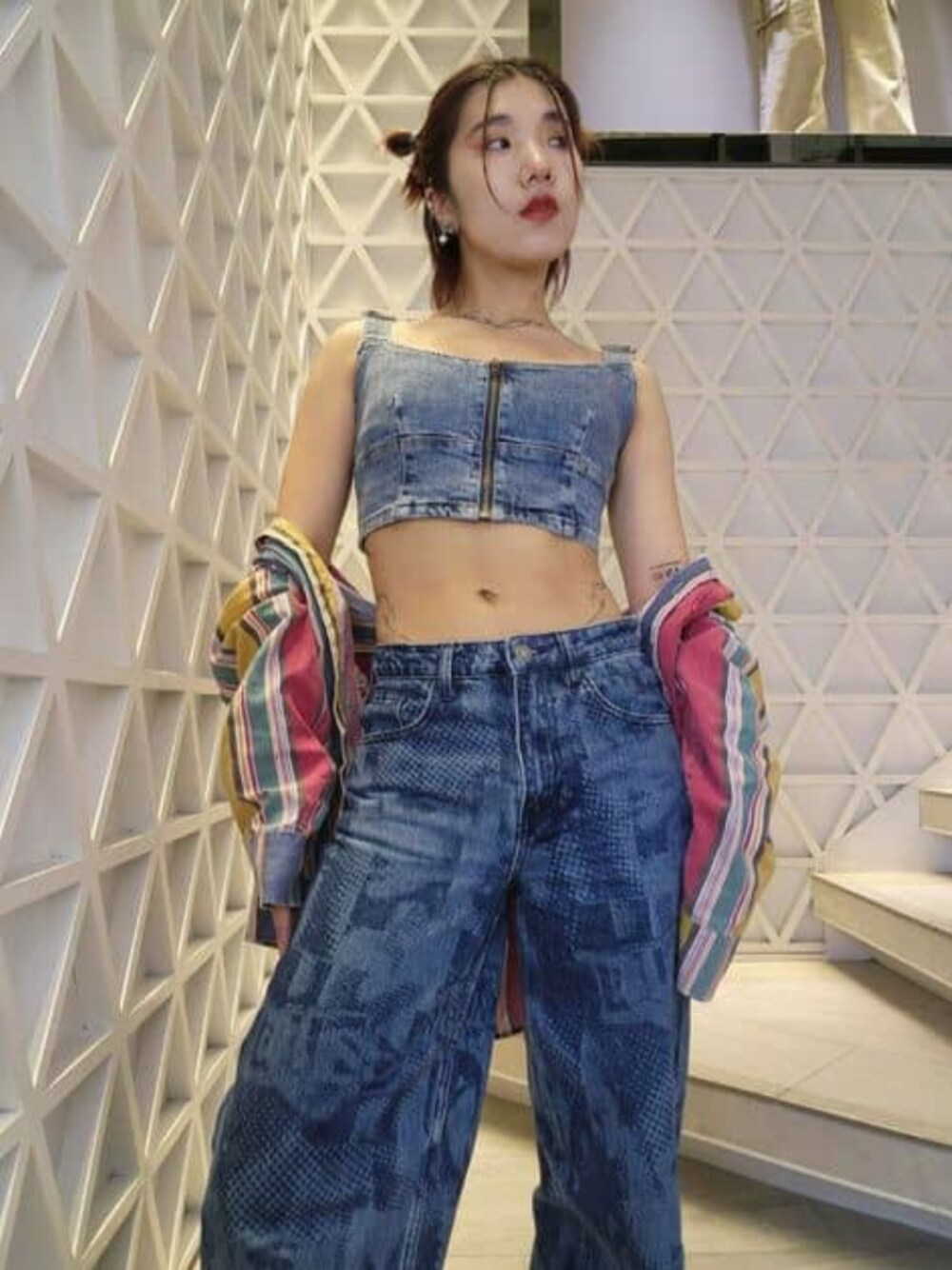 「guess、デニムトップス、デニムコーデ」｜「GuessのGUESS Originals Bustier Denim Top（その他トップス、ブルー系）」を使った、GUESS JAPANさん（レディース・160cm）の春コーディネートの1枚目の写真